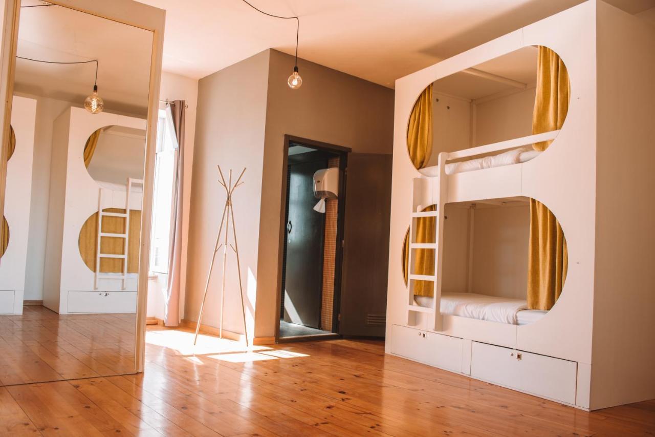 Capsule 12-Bed Mixed Dormitory Room Private Bathroom